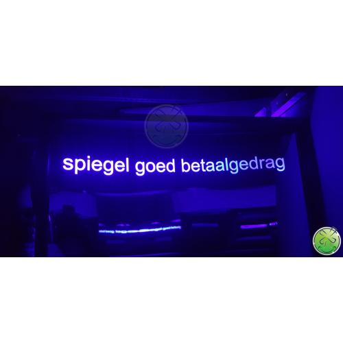 Lachspiegels met gelaserde tekst