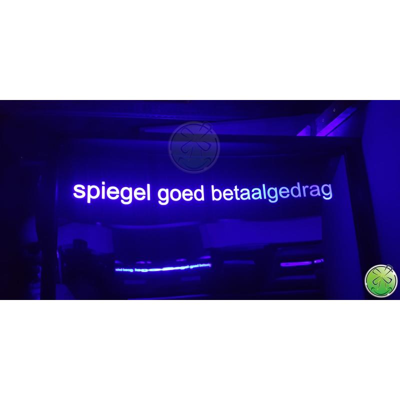 Lachspiegels met gelaserde tekst