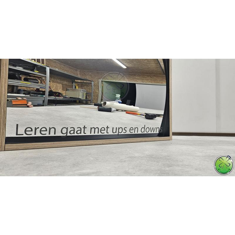Lachspiegels met gelaserde tekst