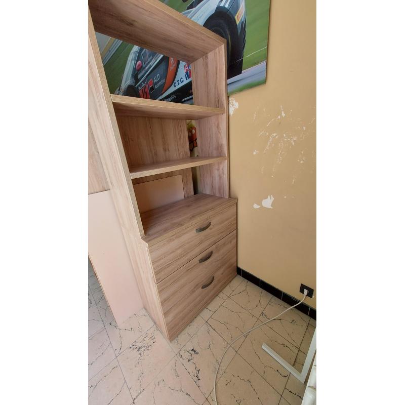 Ladekast met boekenschap
