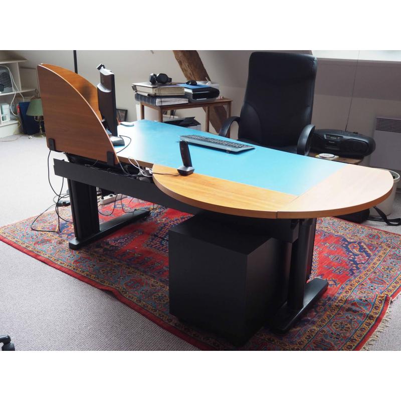 vintage bureau meubel met gekleurd blad en opstaan de schermwanden.