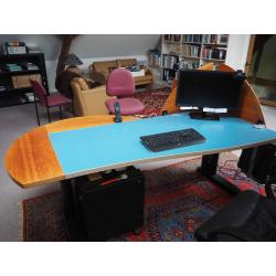vintage bureau meubel met gekleurd blad en opstaan de schermwanden.