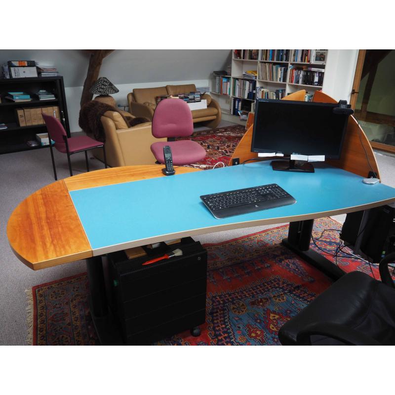 vintage bureau meubel met gekleurd blad en opstaan de schermwanden.