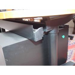 vintage bureau meubel met gekleurd blad en opstaan de schermwanden.