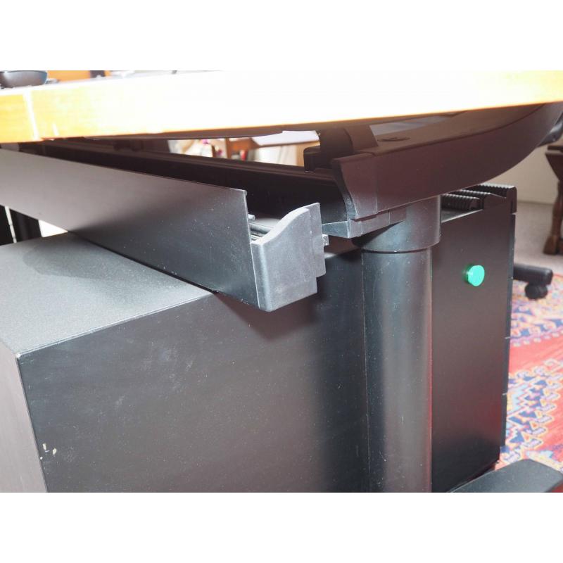 vintage bureau meubel met gekleurd blad en opstaan de schermwanden.