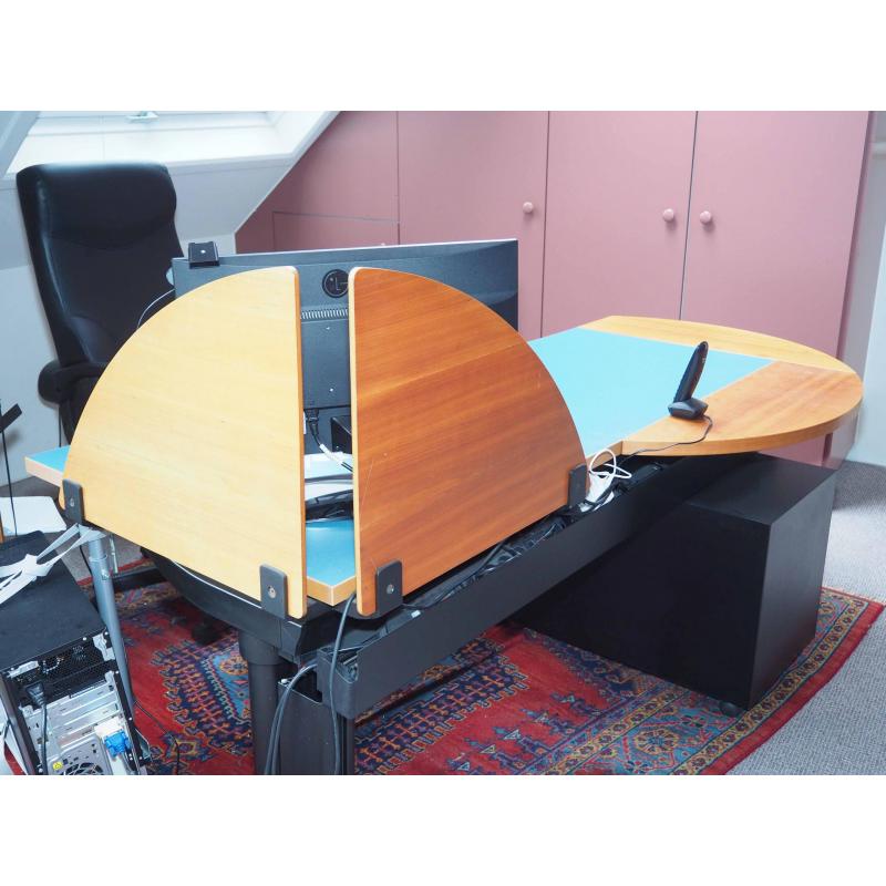 vintage bureau meubel met gekleurd blad en opstaan de schermwanden.
