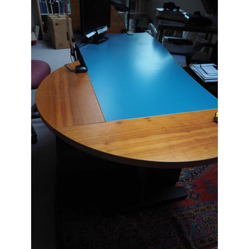 vintage bureau meubel met gekleurd blad en opstaan de schermwanden.