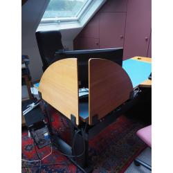 vintage bureau meubel met gekleurd blad en opstaan de schermwanden.