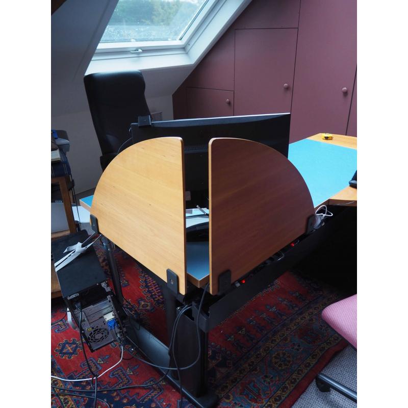 vintage bureau meubel met gekleurd blad en opstaan de schermwanden.