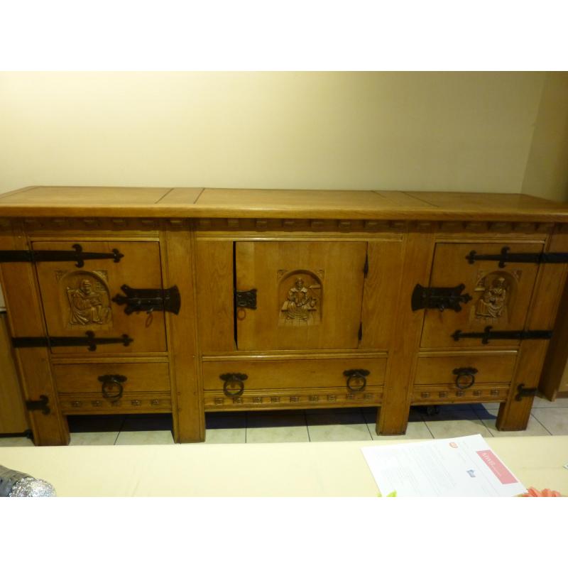 Dressoir massief eiken met mooi houtsnijwerk