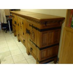Dressoir massief eiken met mooi houtsnijwerk
