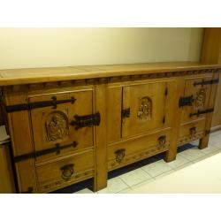 Dressoir massief eiken met mooi houtsnijwerk