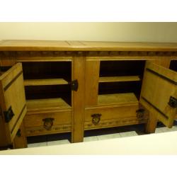 Dressoir massief eiken met mooi houtsnijwerk