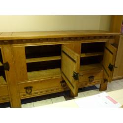 Dressoir massief eiken met mooi houtsnijwerk