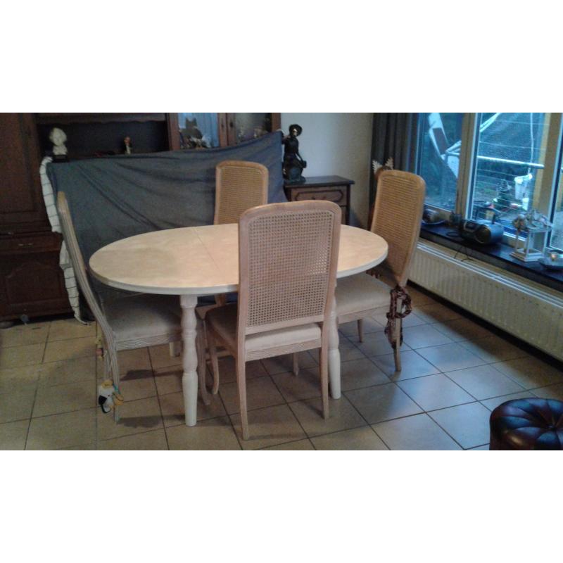 Unieke roos-witte eettafel met 5 stoelen in hout