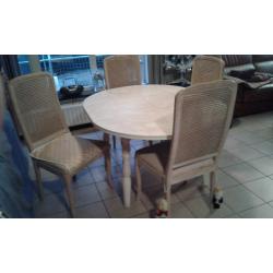 Unieke roos-witte eettafel met 5 stoelen in hout