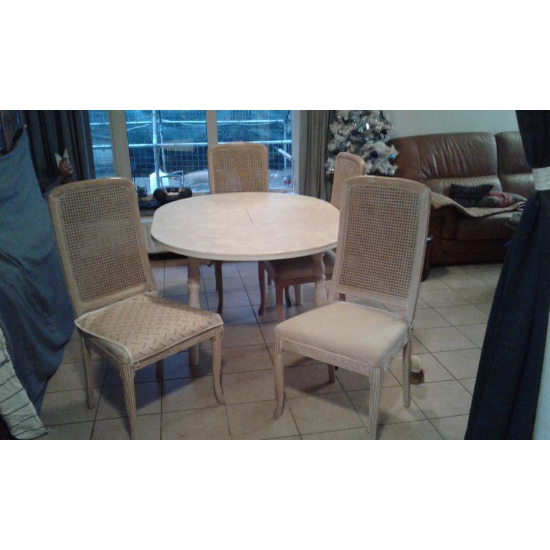 Unieke roos-witte eettafel met 5 stoelen in hout