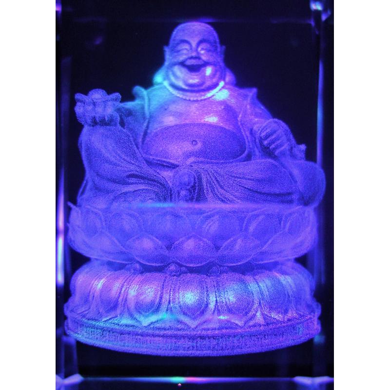Kristallen glasblok met afbeelding in pixels gelaserd in het glas
