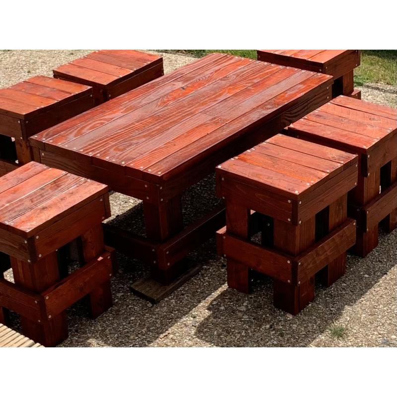 Voor in tuin 6 Krukjes, Tafel en bijzettafeltje
