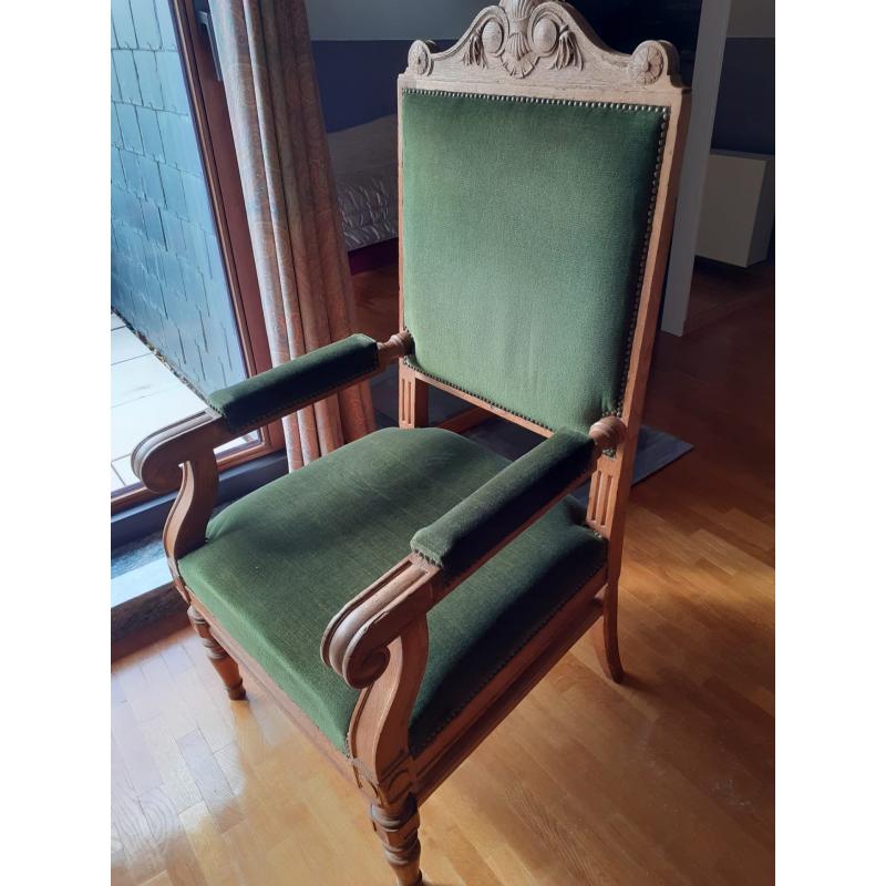 1 antieke  pronkstoel en 2 bijhorende stoelen