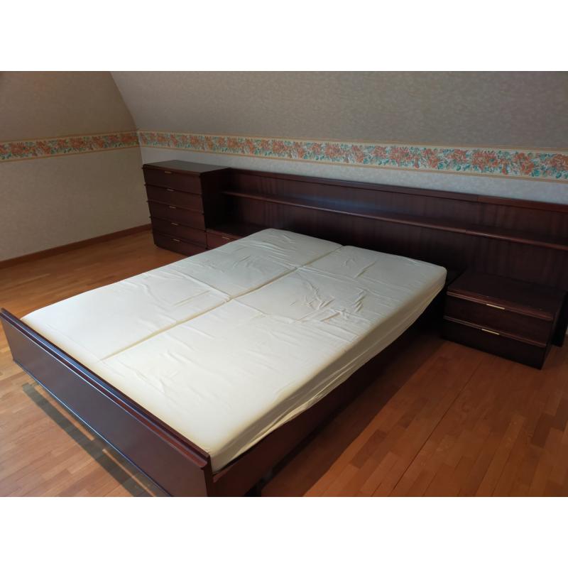 bed met matrassen en bijhorende commode