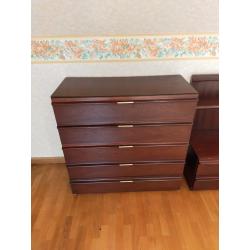 bed met matrassen en bijhorende commode