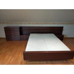 bed met matrassen en bijhorende commode