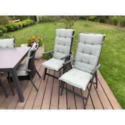 Terrastafel, stoelen en kussens