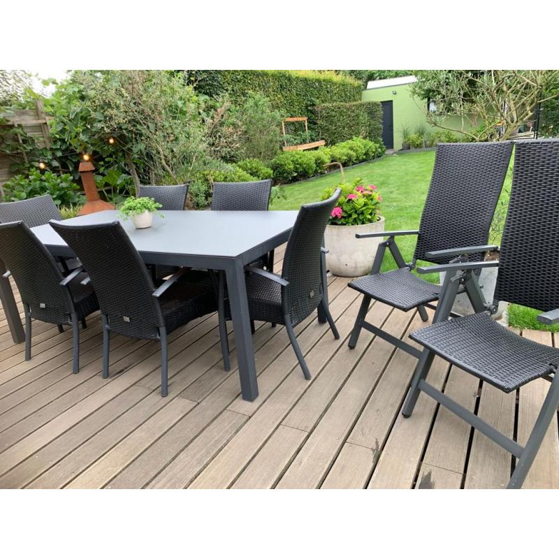 Terrastafel, stoelen en kussens