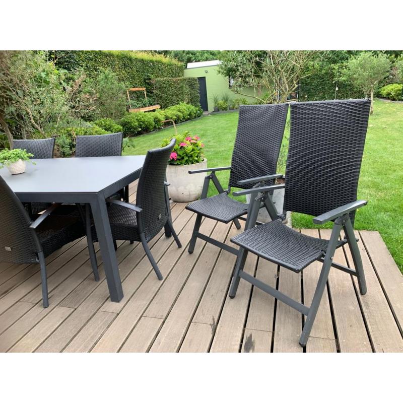 Terrastafel, stoelen en kussens