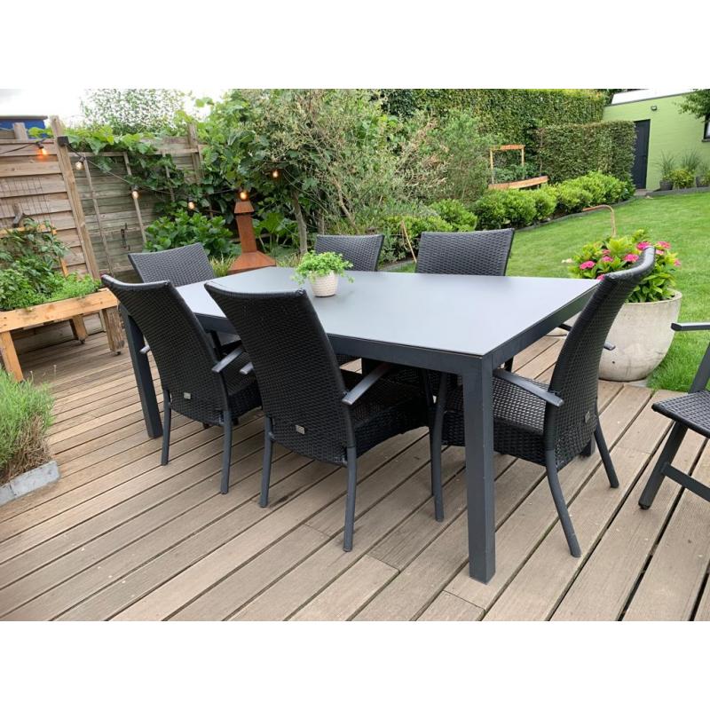 Terrastafel, stoelen en kussens