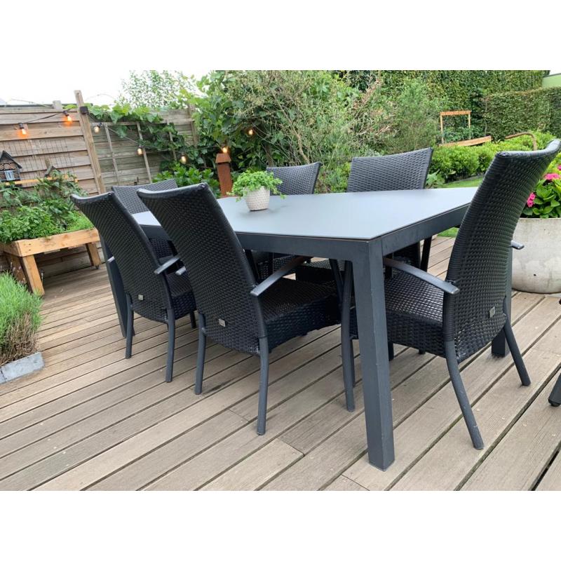 Terrastafel, stoelen en kussens