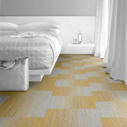 Interface tapijttegels met gele accenten Heel decoratief!