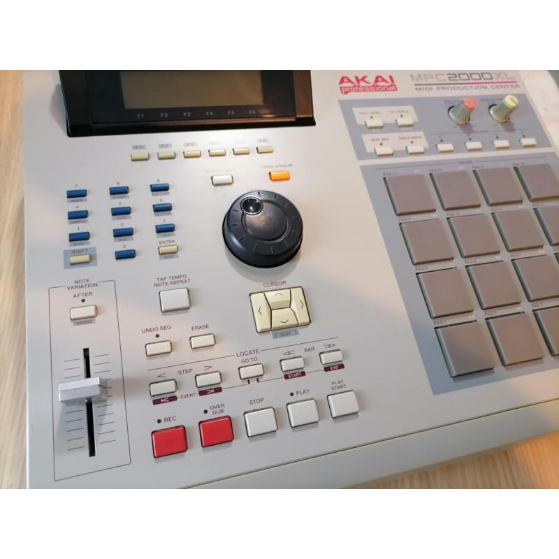Akai MPC2000XL Sampler/Sequencer