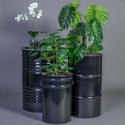 Industriele bloempot zwart gemaakt van oliedrum