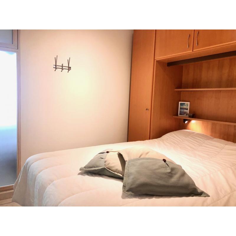 Nieuwpoort vakantie nieuw ingericht appartement met garage, dijk op 90m