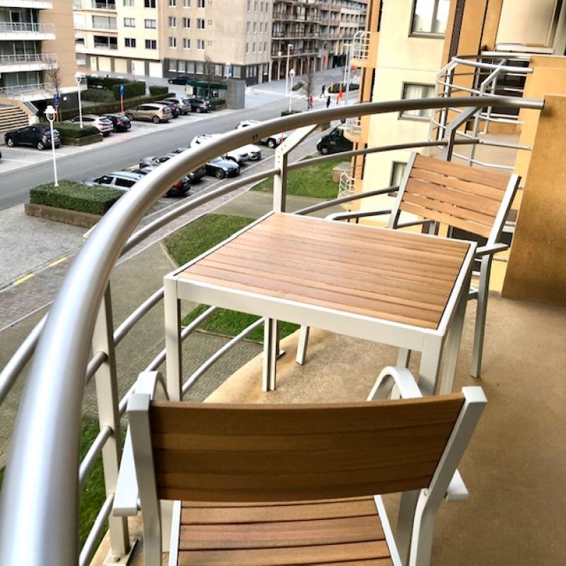 Nieuwpoort vakantie nieuw ingericht appartement met garage, dijk op 90m