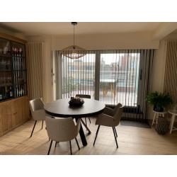 uitschuifbare tafel met 4 lederen armstoelen