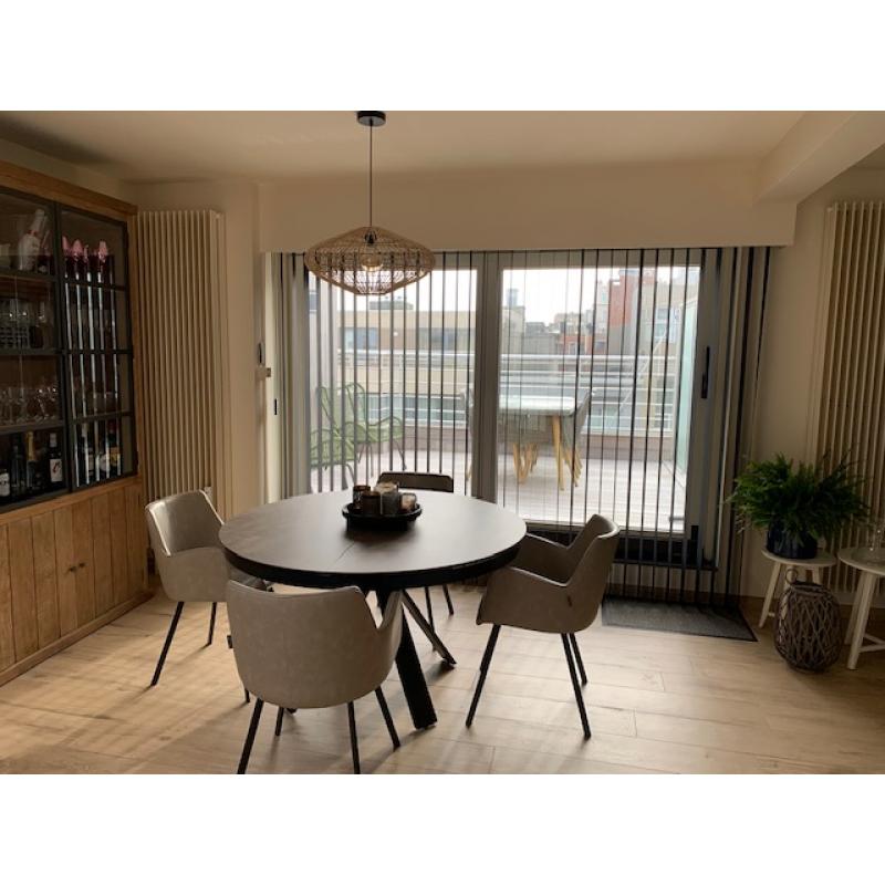 uitschuifbare tafel met 4 lederen armstoelen