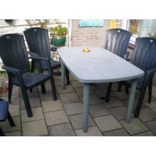 4 stapelstoelen +tafel