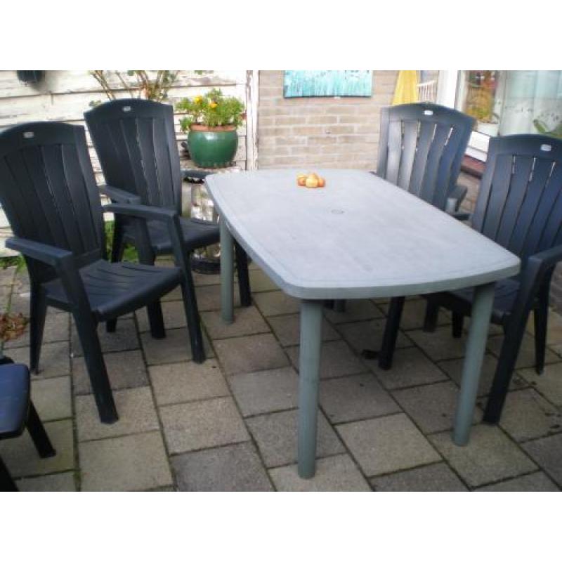 4 stapelstoelen +tafel