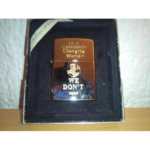 Zippo American Legend 2000 XVI   Zippo met wraparound afbeelding van de neus van een auto. Nr. 562 American Legend uit Augustus '00