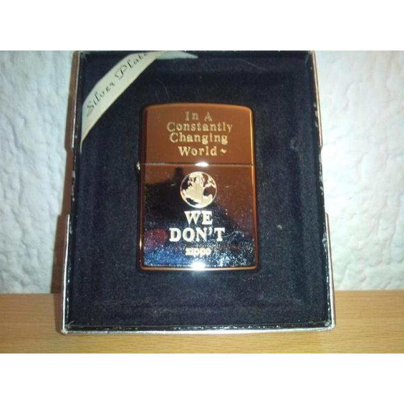 Zippo American Legend 2000 XVI   Zippo met wraparound afbeelding van de neus van een auto. Nr. 562 American Legend uit Augustus '00