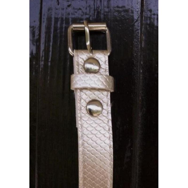 Rood Witte SchuifCeintuur   Rood Witte SchuifCeintuur Totale lengte: 117 cm Breedte: 4 cm 