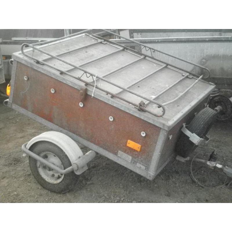 Te koop aanhangwagen   Te koop zogoed als nieuwe aanhangwagen met torsie as en oplooprem hij is met kenteken laad vermoge