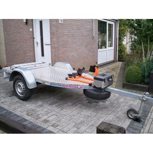Aanhanger minigraver  Aanhanger tandemmaster 2000 kg Versterkte bodem ,dmv extra kokers. Hardhouten bodem erover heen!  