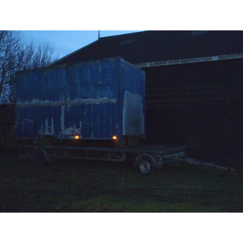 huifaanhanger   huifaanhanger zie foto's verlichting goed zeer goede banden en resrve wiel nieuw dak leuke aanhange