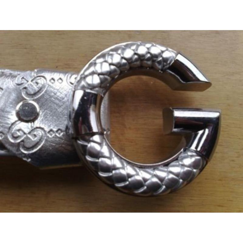 stropdas/riem hanger,20 dassen/2 riemen, NIEUW   hanger voor 20 stropdassen en 2 broekriemen. NIEUW Materiaal: metaal bekleed met schuim ter bescher
