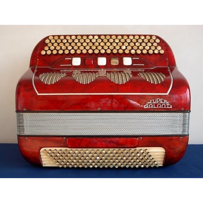 TREKHARMONICA C F   Goed spelende trekzak. Gedraaide 5. incl. antiek koffertje Gemaakt in DDR 