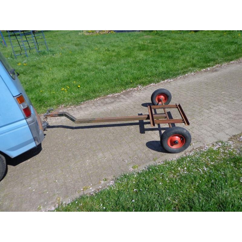 gesloten bagage wagen   leuke bagagewagen met vast deksel en imperiaal. Goede banden Incl. reservewiel en kantelbeugels. Ha
